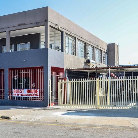 Sani Bonani Guest House Klerksdorp Exterior foto